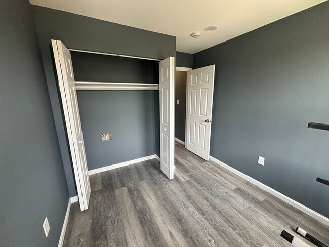 Building Photo - 2 Bedrooms plus den with 3.5 Bathrooms