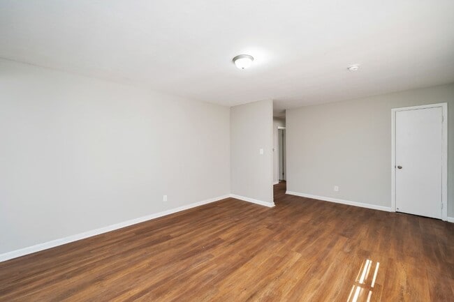 Building Photo - Now Accepting Section 8! Get $500 OFF Your First Month's Rent!