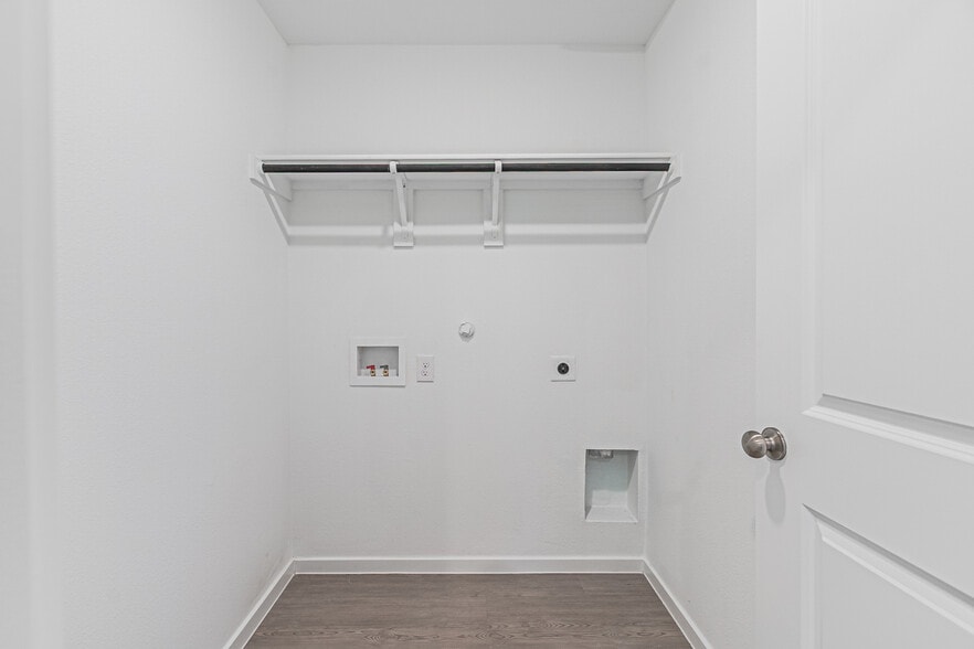 Dedicated Laundry Room - 1932 Ventasso Blvd