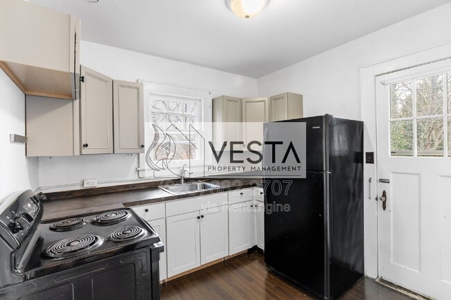 Building Photo - 68 Maple St