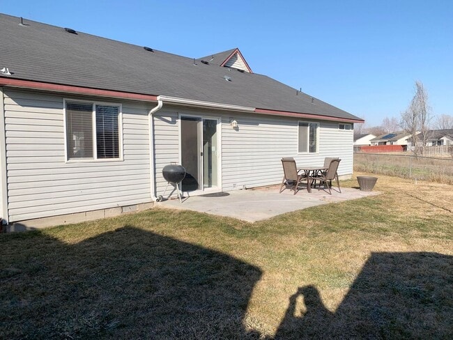 Building Photo - Wonderful Home Next to Nampa's Greenbelt!