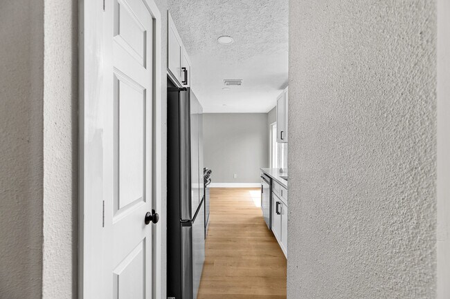 Building Photo - 12223 Kingslake Forest Dr
