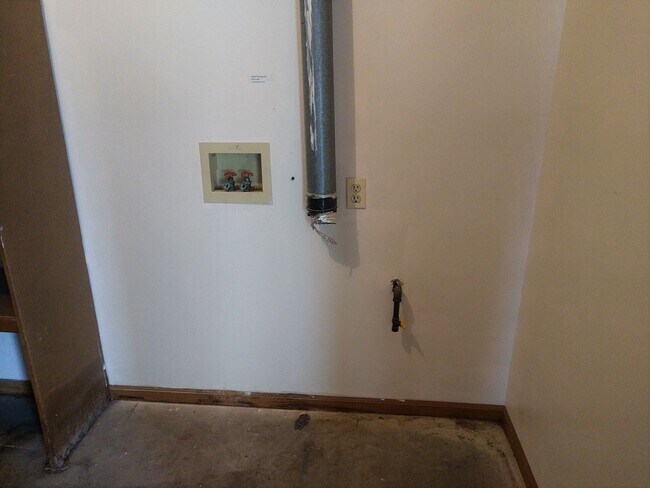 Building Photo - 212 S Silverwood Ln