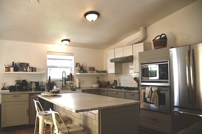 Building Photo - 150 S Golden Dr