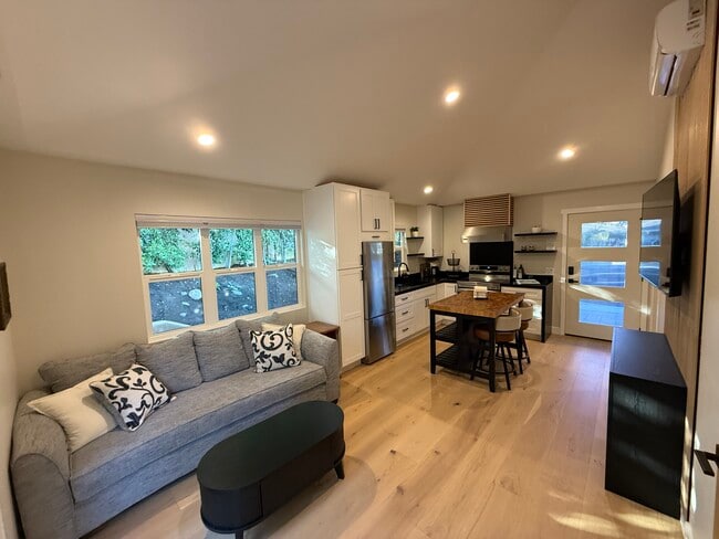 Building Photo - 26552-26552 Royale Dr