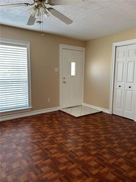 Building Photo - 105 Carmen Dr