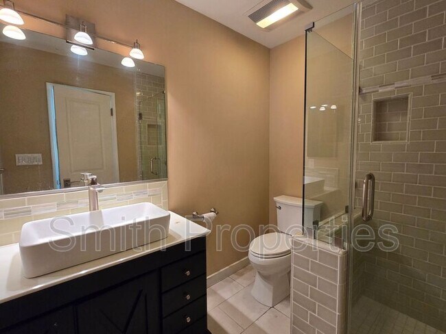 Building Photo - 509 N Helberta Ave