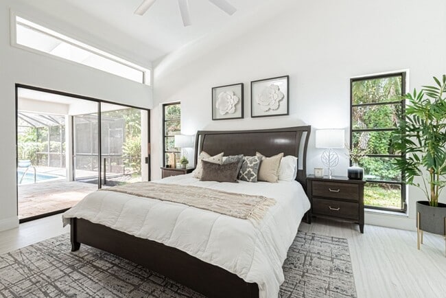 Building Photo - Newly Renovated 3 Bedroom Pool Home in Des...