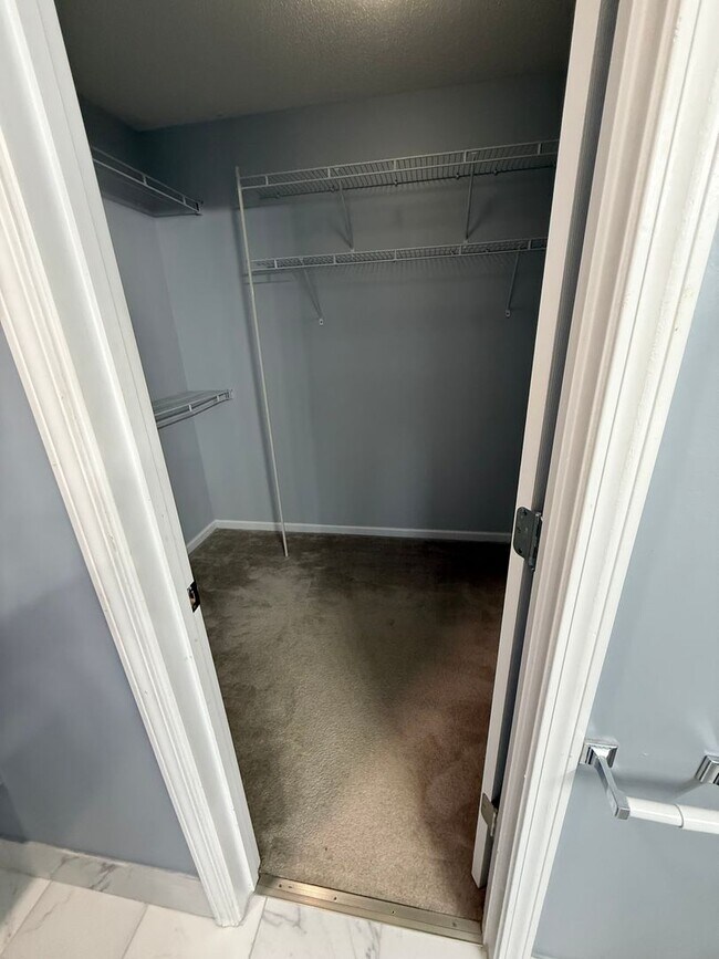 Building Photo - Beautiful 4 Bedroom