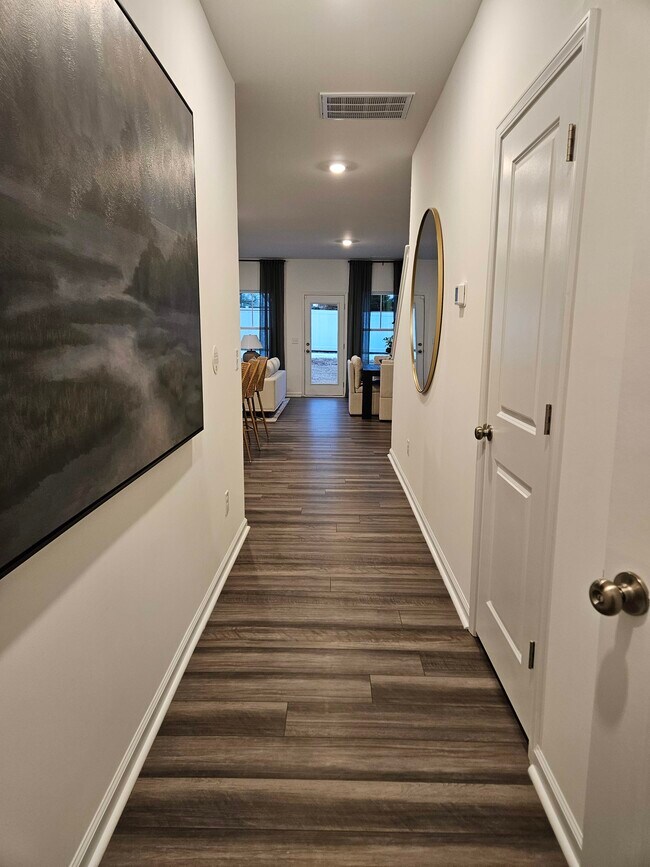 Building Photo - 868 Pilot St