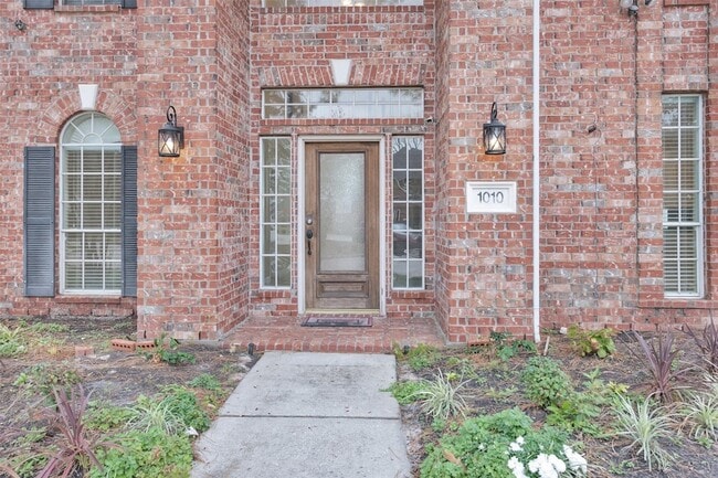 Building Photo - 1010 Maple Run Dr