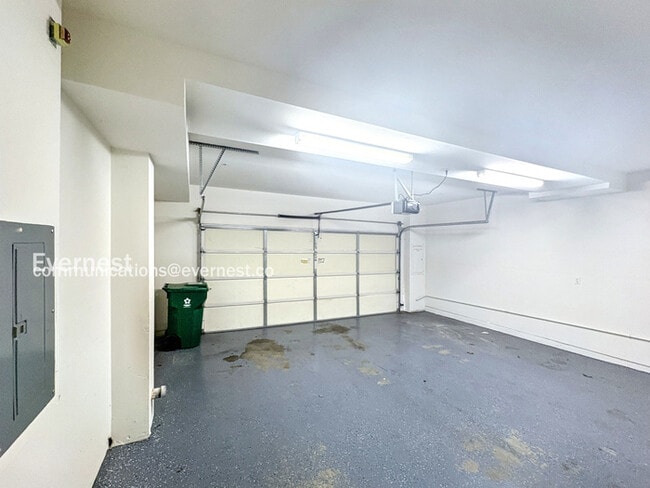 Building Photo - 650 Summer Ln