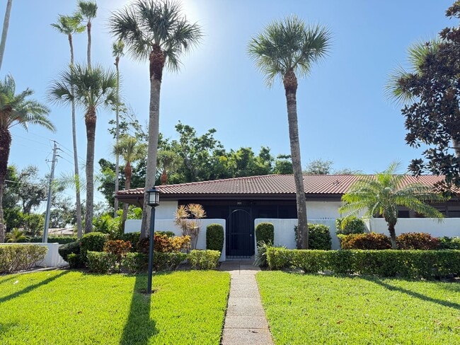 Primary Photo - IMG Golf Course 2/2 Condo at Valencia Gard...