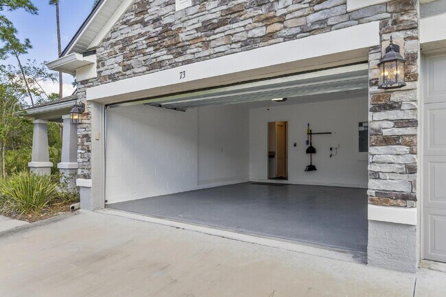 Building Photo - CLOSE TO EVERYTHING!