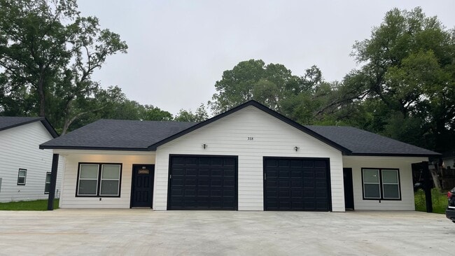 Building Photo - 3 Bed 2 Bath Duplex Close to SFA!!!