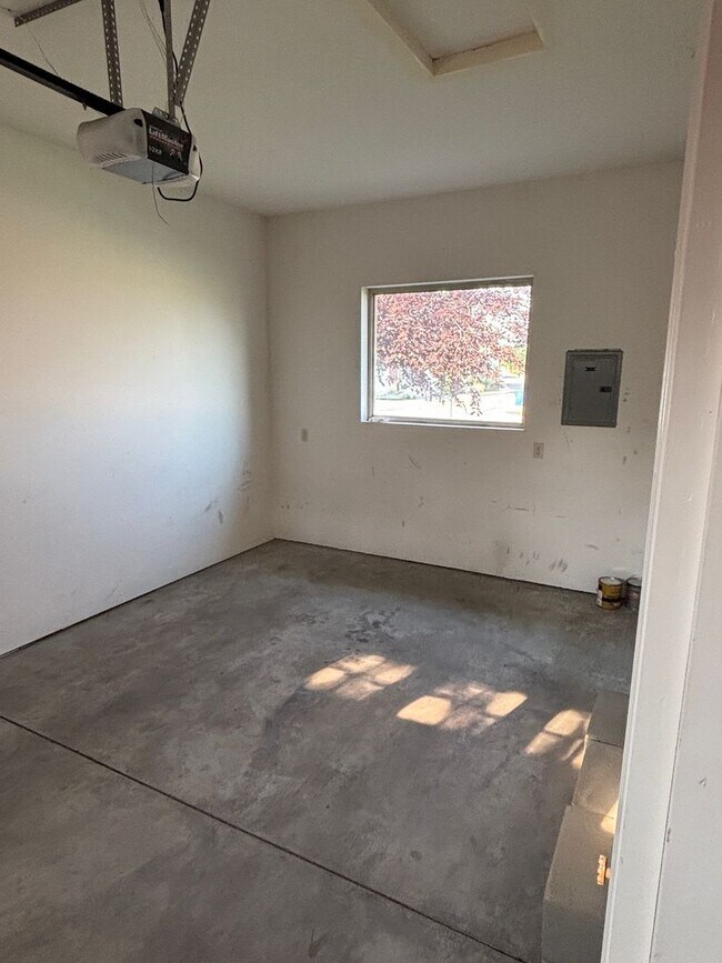 Building Photo - FIRST MONTH'S RENT FREE! New lower rent $1850