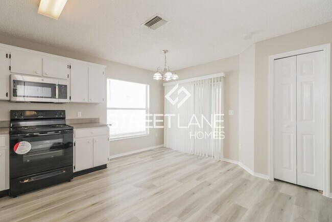 Building Photo - ONE MONTH FREE!!