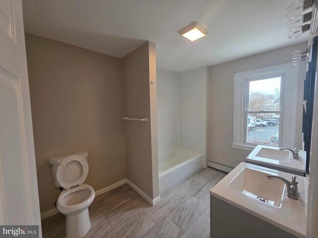 Building Photo - 331 Ellis Ave