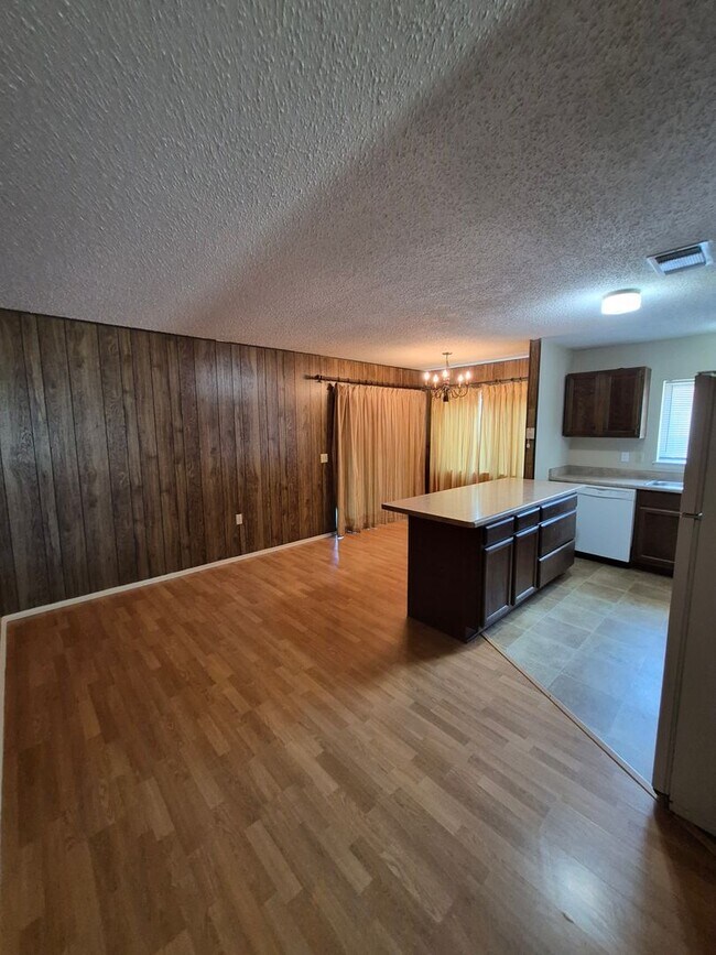 Building Photo - 120 Friendswood Path