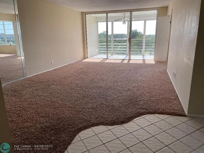 Building Photo - 605 Oaks Dr