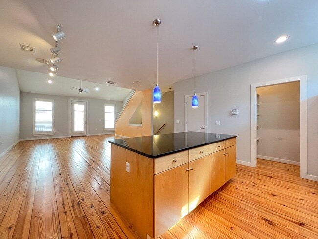 Building Photo - 1205 Kinney Ave