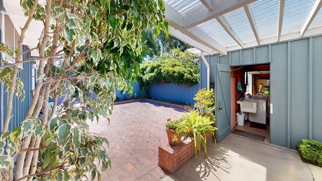 Building Photo - 3 Bed, 2 Bathroom home with large enclosed...