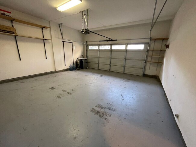 Building Photo - STUNNING SPACIOUS 5 BEDROOM HOME IN CONCOR...