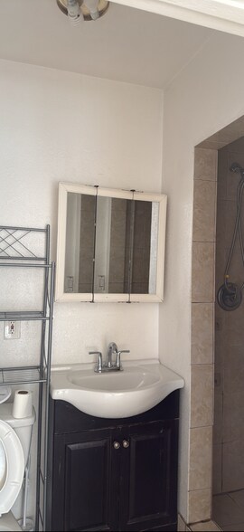 Building Photo - 4327 Kenwood Ave