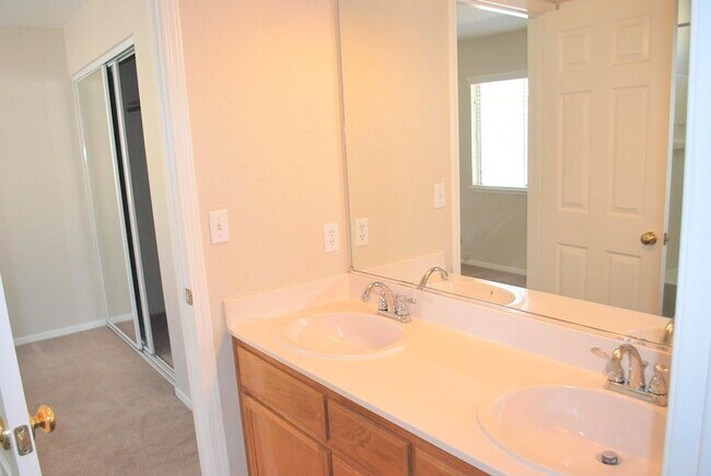 Building Photo - Sharp & Contemporary Townhouse in Beautiful Danville!