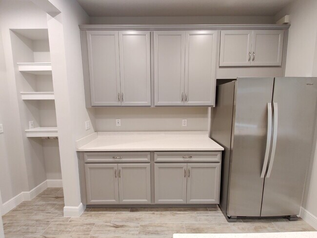 Building Photo - Beautiful 3-Bedroom Townhome in Gated Avea Pointe