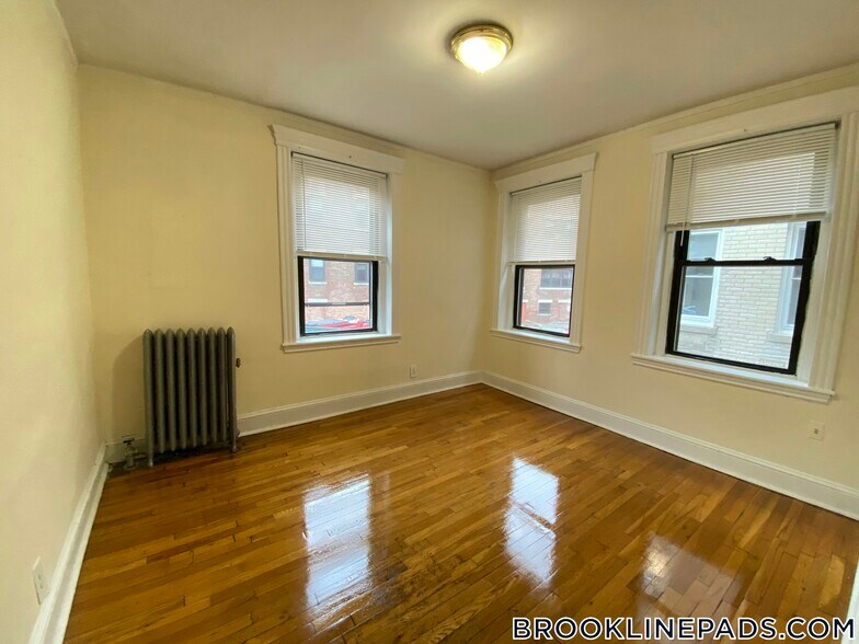 Building Photo - 364 Riverway