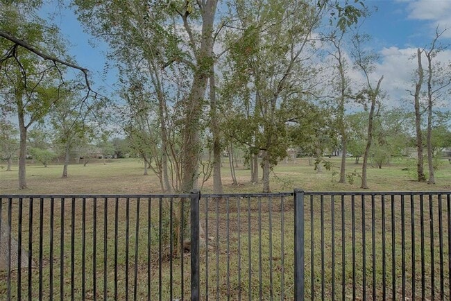 Building Photo - 10411 Village Lake Dr