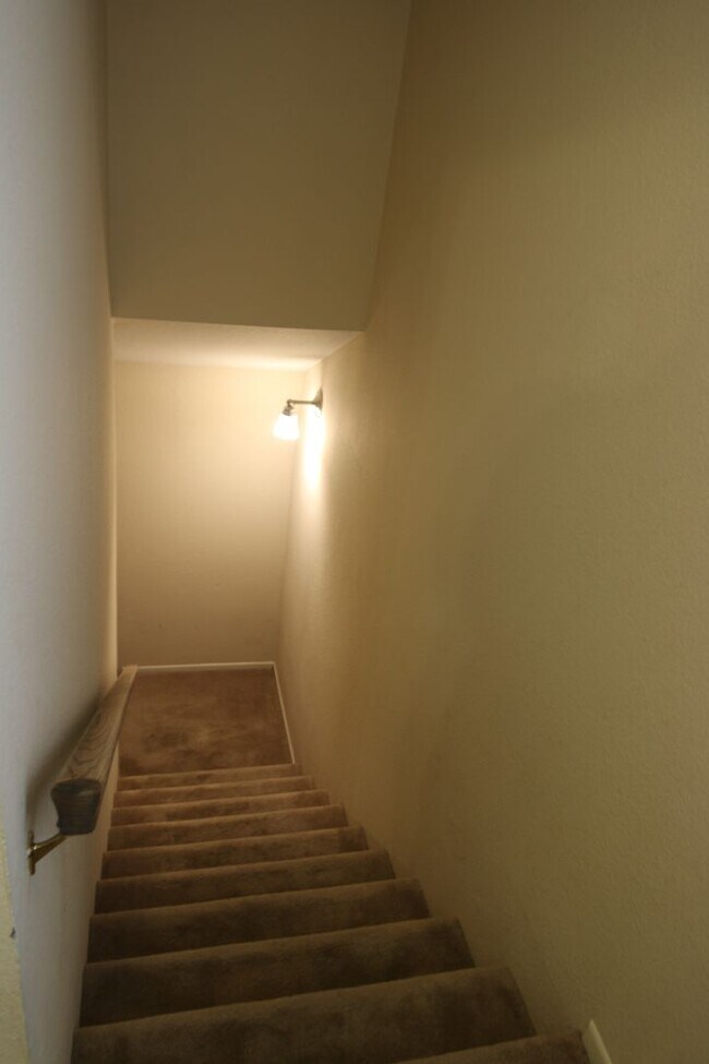Building Photo - Refurbished Cape Cod Townhome – 2 Master B...