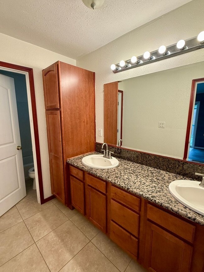 Building Photo - Beautiful 3 bedroom 2 bath house!