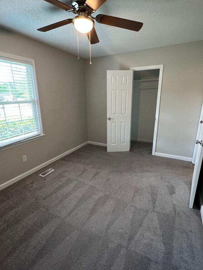 Building Photo - 2000 Lakebarry Dr