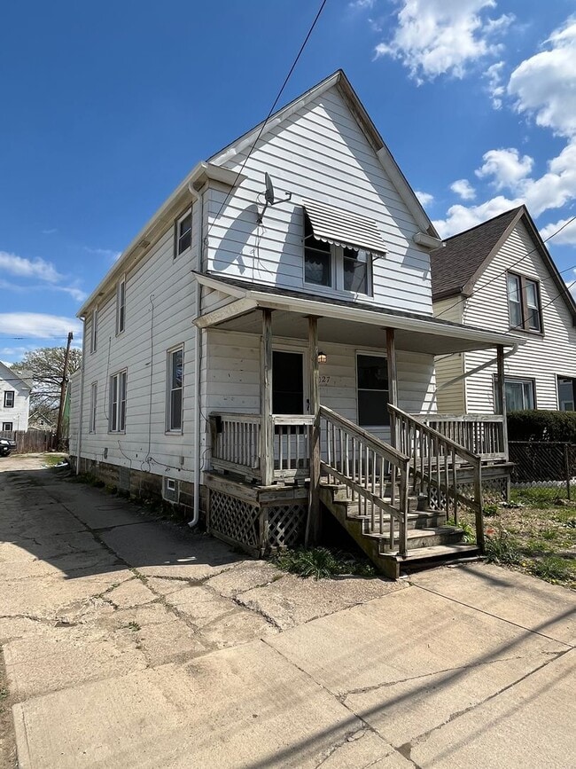 Building Photo - Madison/West Blvd neighborhood: 3 bedroom/...