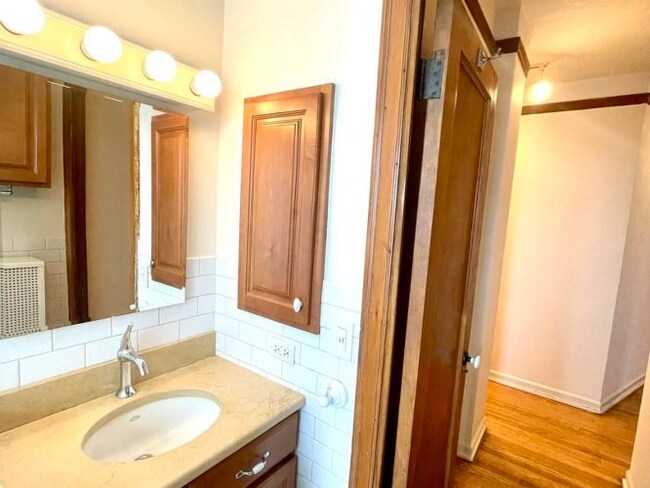 Building Photo - 6334 N Sheridan Rd