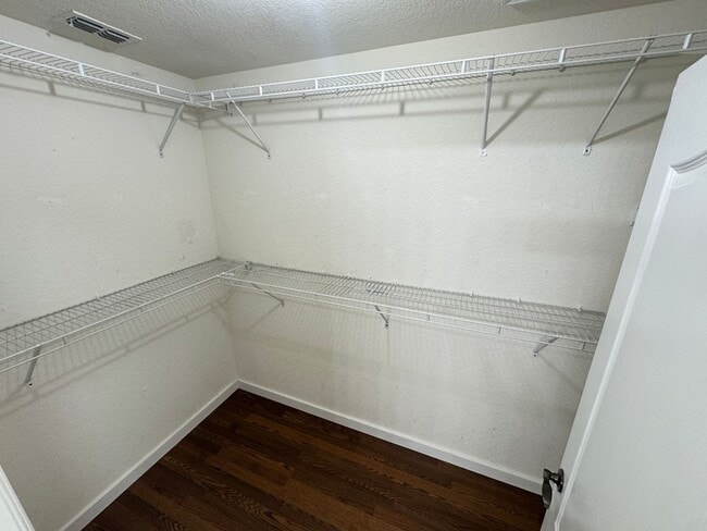 Building Photo - Spacious 4 Bedroom / 3 Bathroom Home in Davenport