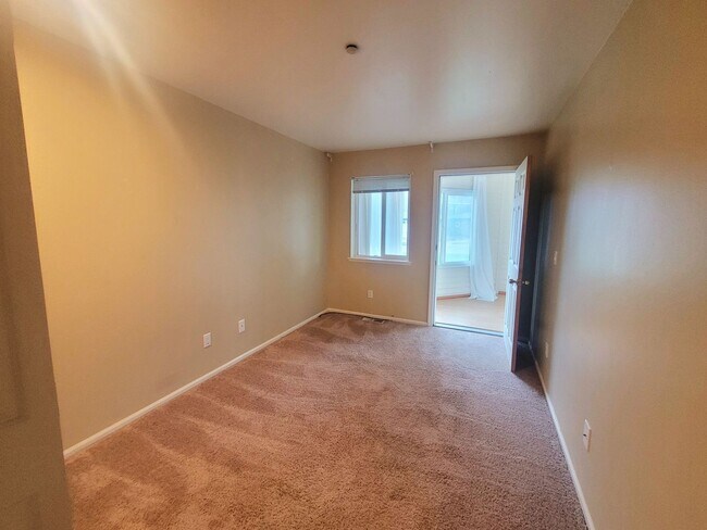 Building Photo - Bayview Townhouse Condo in Blaine with Gar...