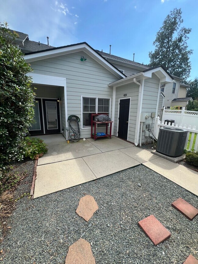 Building Photo - 3 Bed 2.5 Bath Townhome In Governors' Village