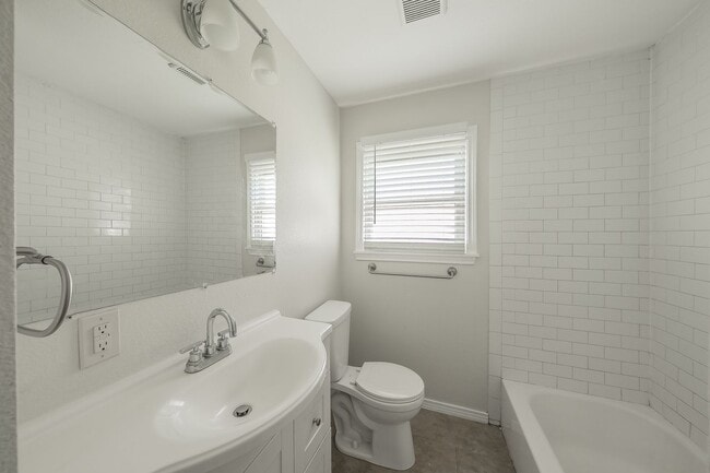 Building Photo - 3-Bedroom in Westworth Village!
