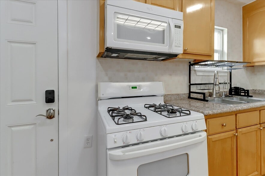 Building Photo - 646 N 15th St