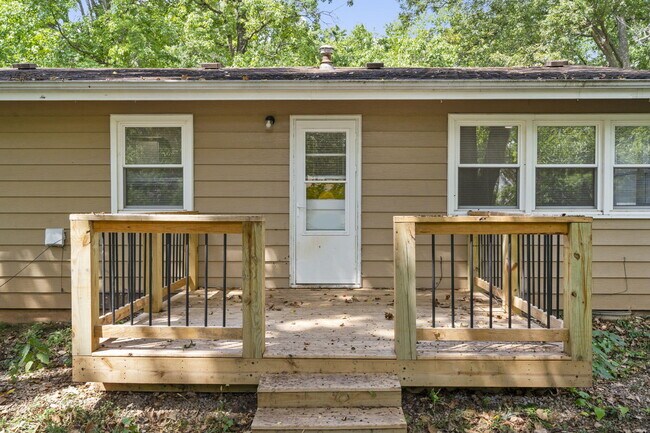 Building Photo - 2302 S Hampton Ave