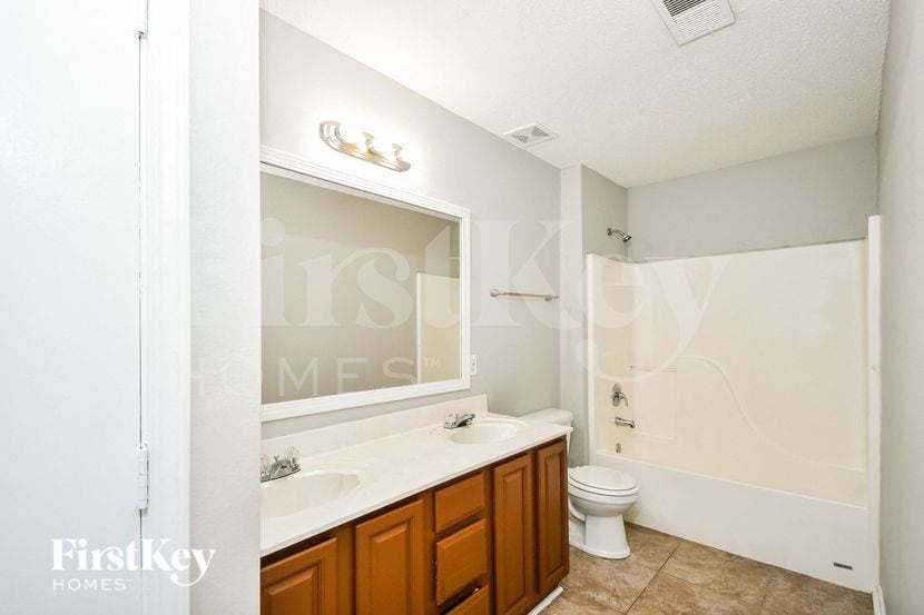 Building Photo - 4820 Royal Run Dr