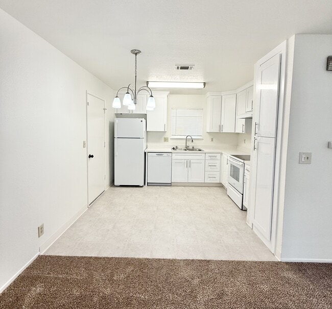 Building Photo - 200 Northwoods Ave