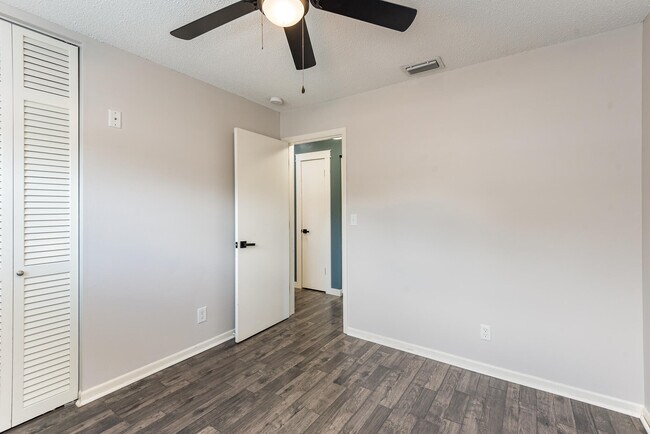 Building Photo - 4885 Santa Rosa Ave