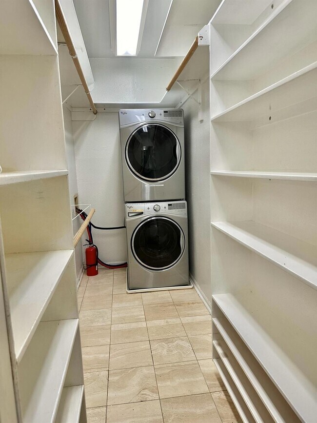 Building Photo - 2100 Tanglewilde St