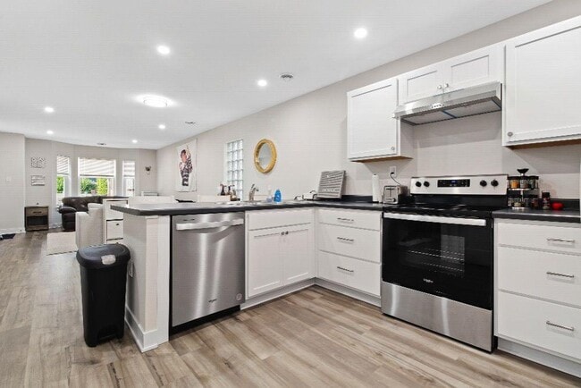 Building Photo - 1707 W State St