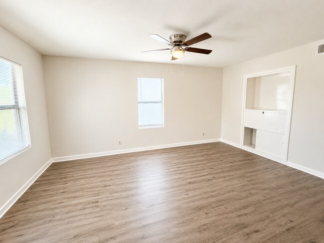 Building Photo - Charming, FULLY REMODELED 3 BED/1 BATH HOME AVAILABLE NOW!