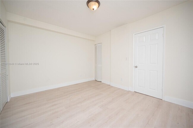 Building Photo - 9210 Fontainebleau Blvd